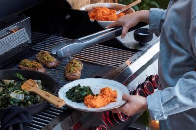 Grillfürst Grillplatten aus Gusseisen, Gusspfannen und Grillbesteck Mit hochwertigem Zubehör wie Gusspfannen, Gusseisen Grillplatten und Grillbesteck komfortabel und vielseitig grillen