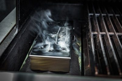Grillfürst Räucherbox im Gasgrill Räucherbox aus Edelstahl mit gewässerten Räucherchips füllen und ab auf den Grill!