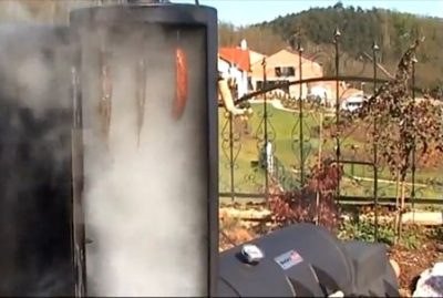 Bei niedrigen Temperaturen kann man im Smoker wunderbar räuchern! Bei niedrigen Temperaturen kann man im Smoker wunderbar räuchern!