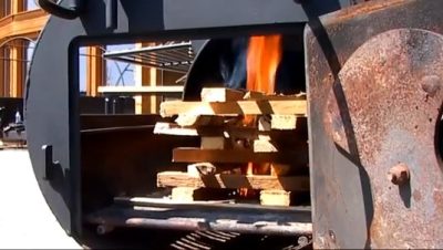 Die Hitze im BBQ Smoker kommt durch ein Feuer oder Holzkohle in einer seitlichen Feuerbox. Die Hitze im BBQ Smoker kommt durch ein Feuer oder Holzkohle in einer seitlichen Feuerbox.