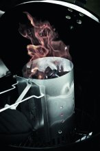 Weber Grillhelfer, wie ein praktischer Anzündkamin Weber Grillhelfer, wie ein praktischer Anzündkamin