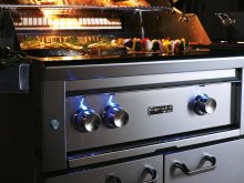 Mit LEDs und Halogenlampe ausgestattet geht dem Grill ein Licht auf Mit LEDs und Halogenlampe ausgestattet geht dem Grill ein Licht auf