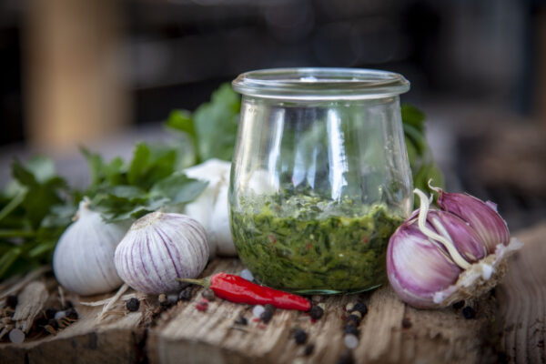 Basilikum-Pesto Selbstgemachtes Basilikum Pesto