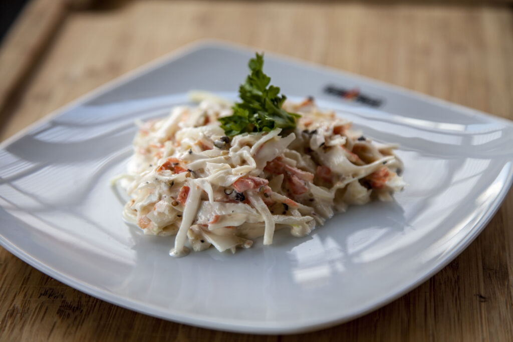 Der Coleslaw ist ein klassischer amerikanischer Krautsalat zum BBQ.