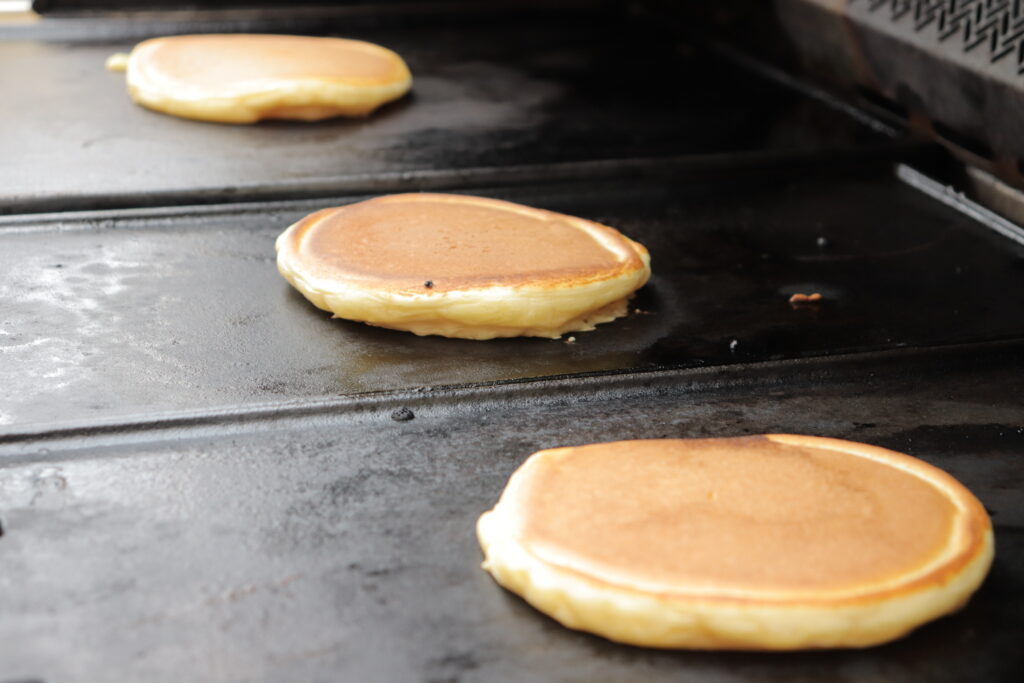 Die Panakes auf der Gussplancha gehen wurnderbar gleichmäßig auf