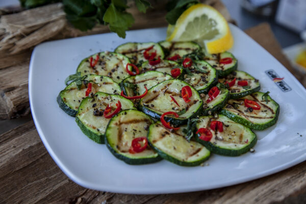 Zucchini-grillen-Grillrost Zucchini-Minzsalat mit Chili