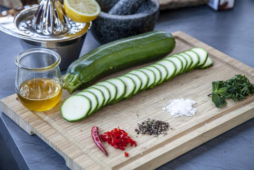 Die Zutaten für den Zucchini-Minz-Salat