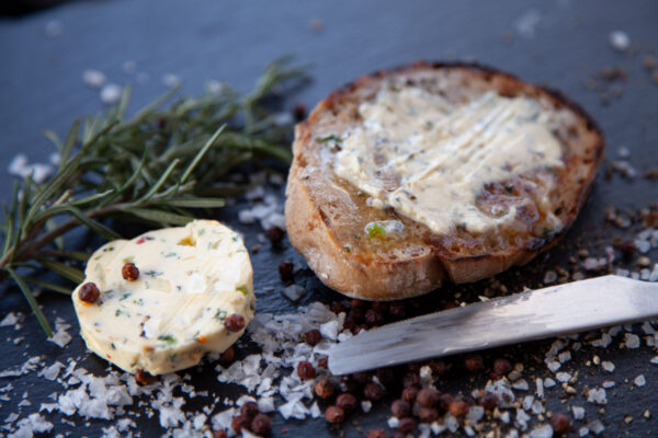 krauterbutter-ciabatta-broetchen Kräuterbutter auf dem angeröstetem Ciabatta