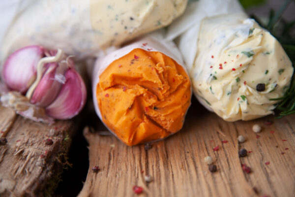 lagerung-kraeuterbutter Verschiedene Sorten von Kräuterbutter