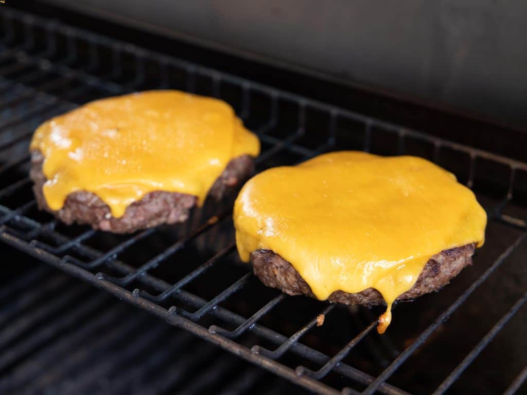 Burger Patties grillen mit Käse überbacken