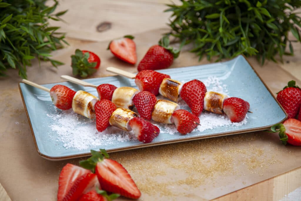 Fruchtig süße Erdbeeren vom Grill. Rezept für Erdbeer Marshmallow Spieße.