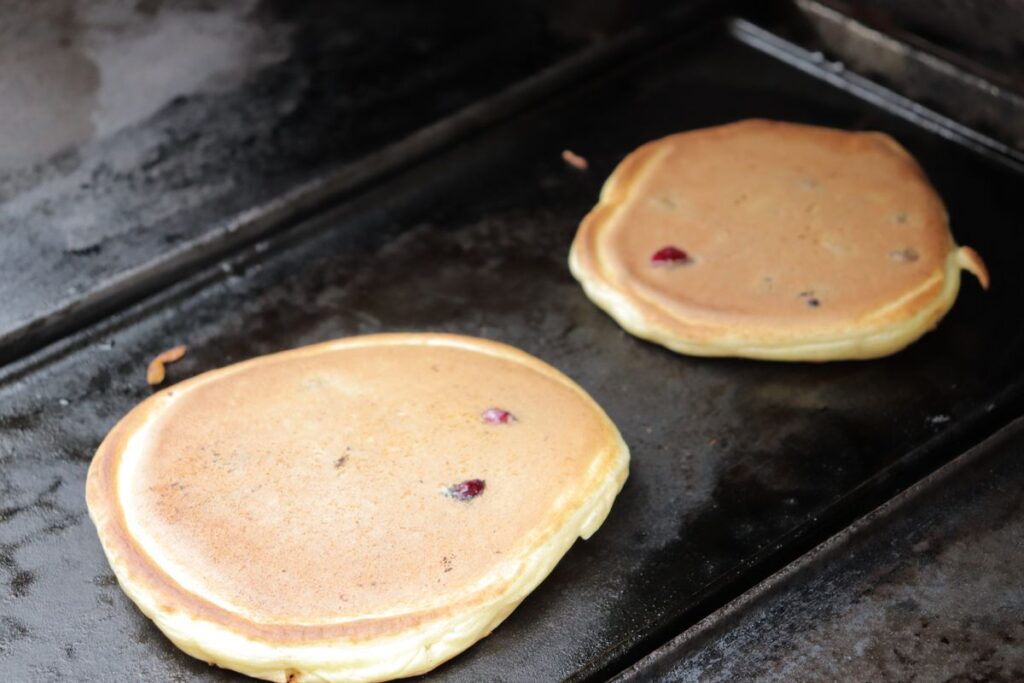 Die Pfannkuchen vom Grill werden auf einer Gussplatte oder in einer Gusspfanne goldbraun gebacken.