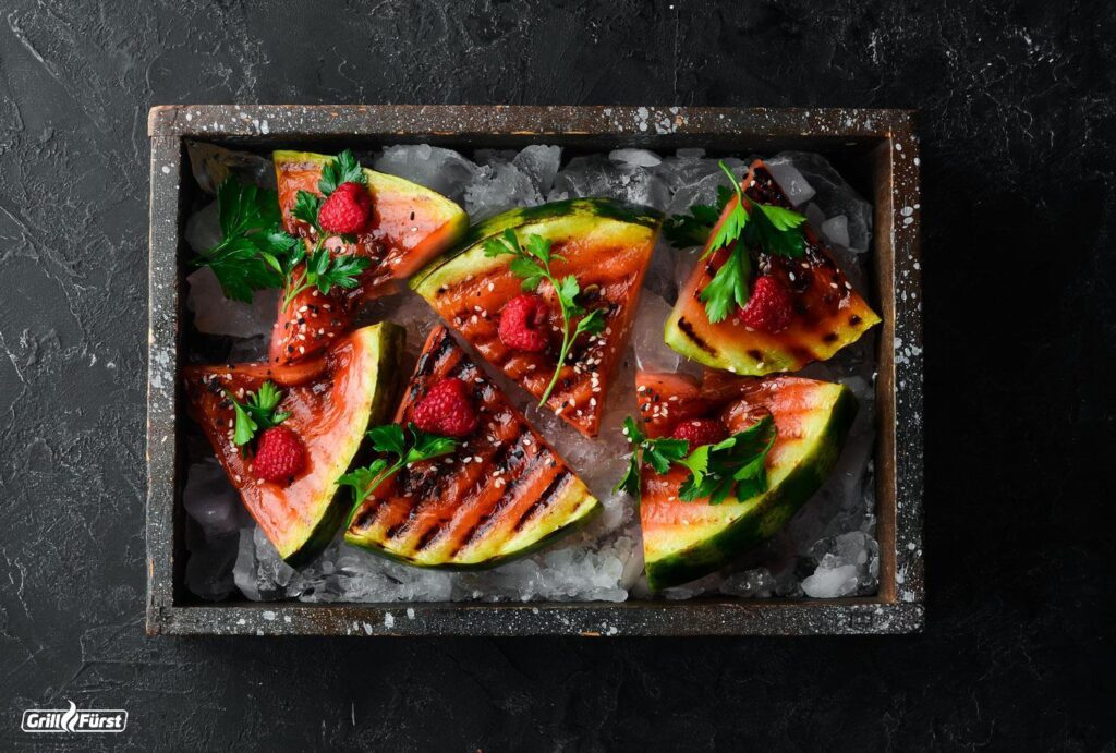 Wassermelone vom Grill mit Nusspesto, Früchten und Minze