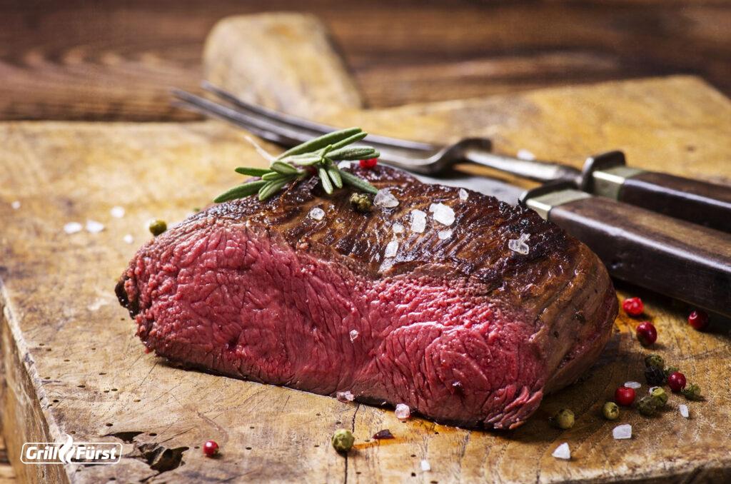 Gefroren gegartes Steak mit zartrosa Kern ohne grauen Rand.