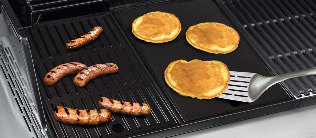 Gusseisen Grillplatte mit Speck und Pancakes