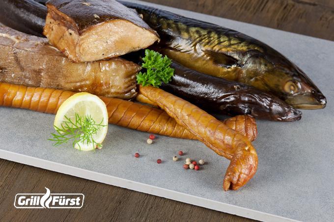 Fischsorten wie Forellen, Lachs oder Aale schmecken nach dem Heißräuchern hervorragend.