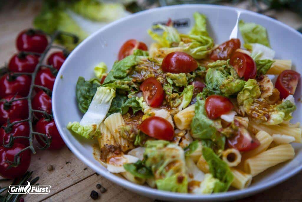 leichter Nudelsalat mit Tomate und Salatherzen