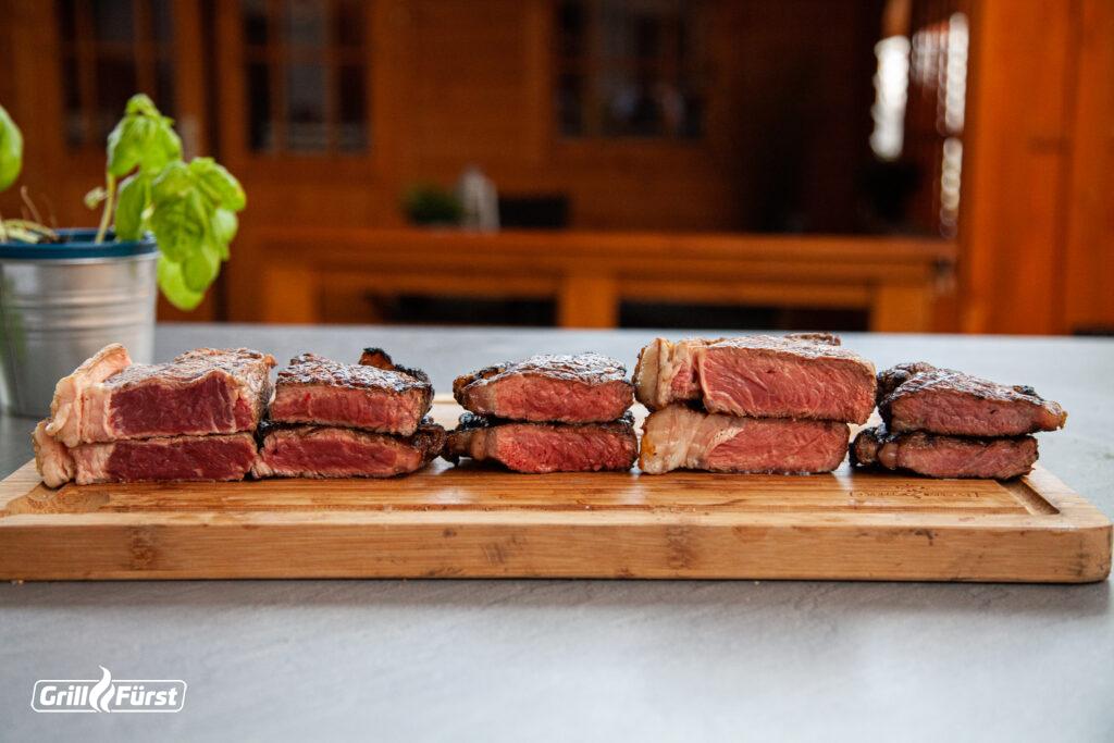 Steaks in verschiedenen Garstufen von Raw bis Well Done nebeneinander