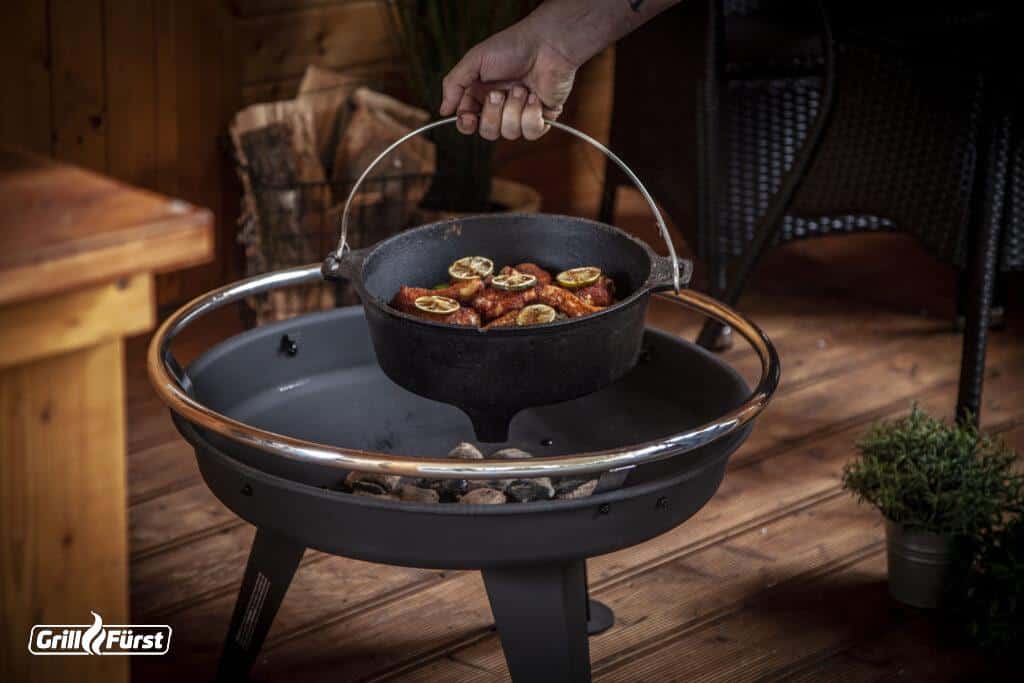 Dutch Oven in einer Feuerschale