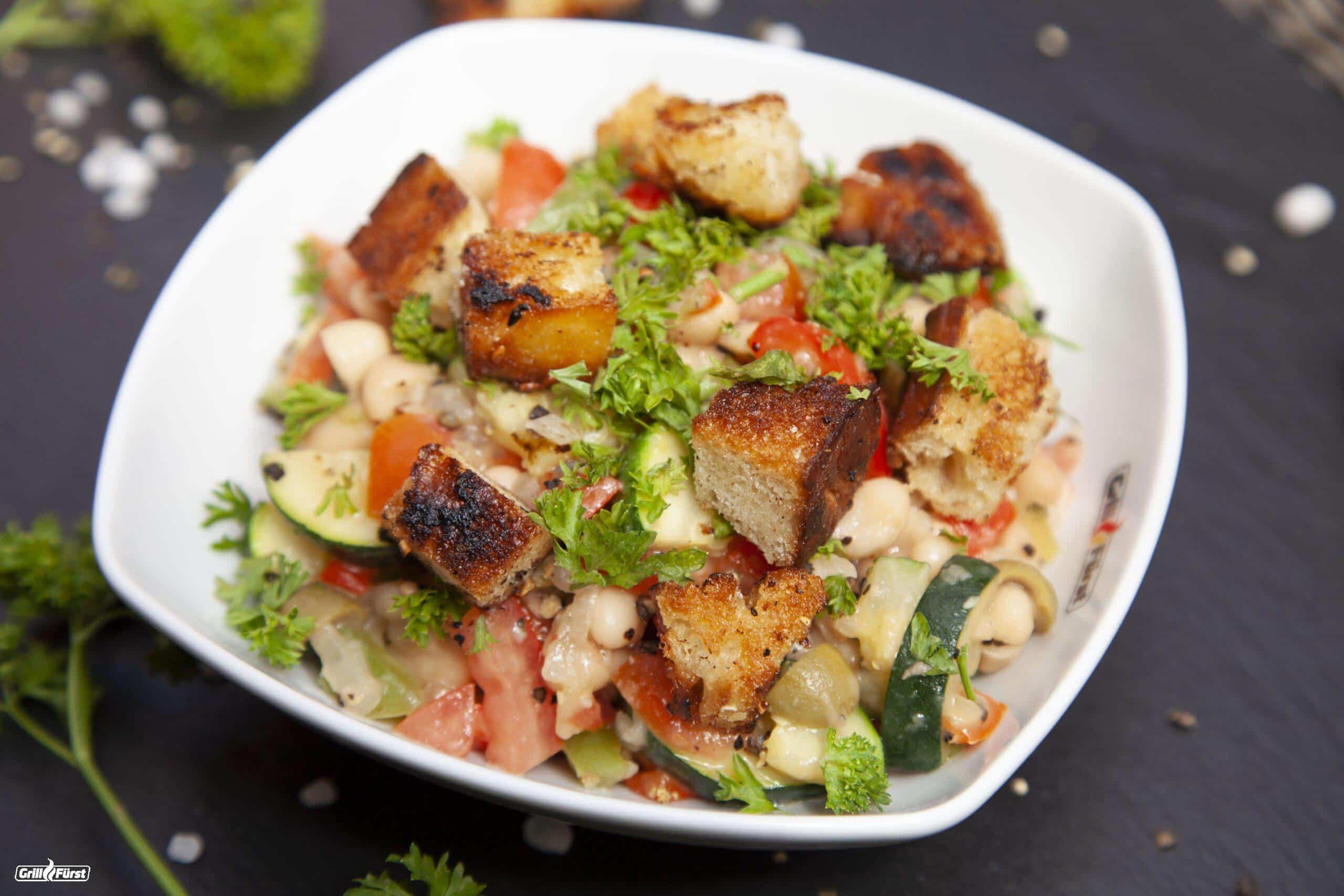 Salat mit gegrillten Croutons als leichtes Gericht zum Grillen