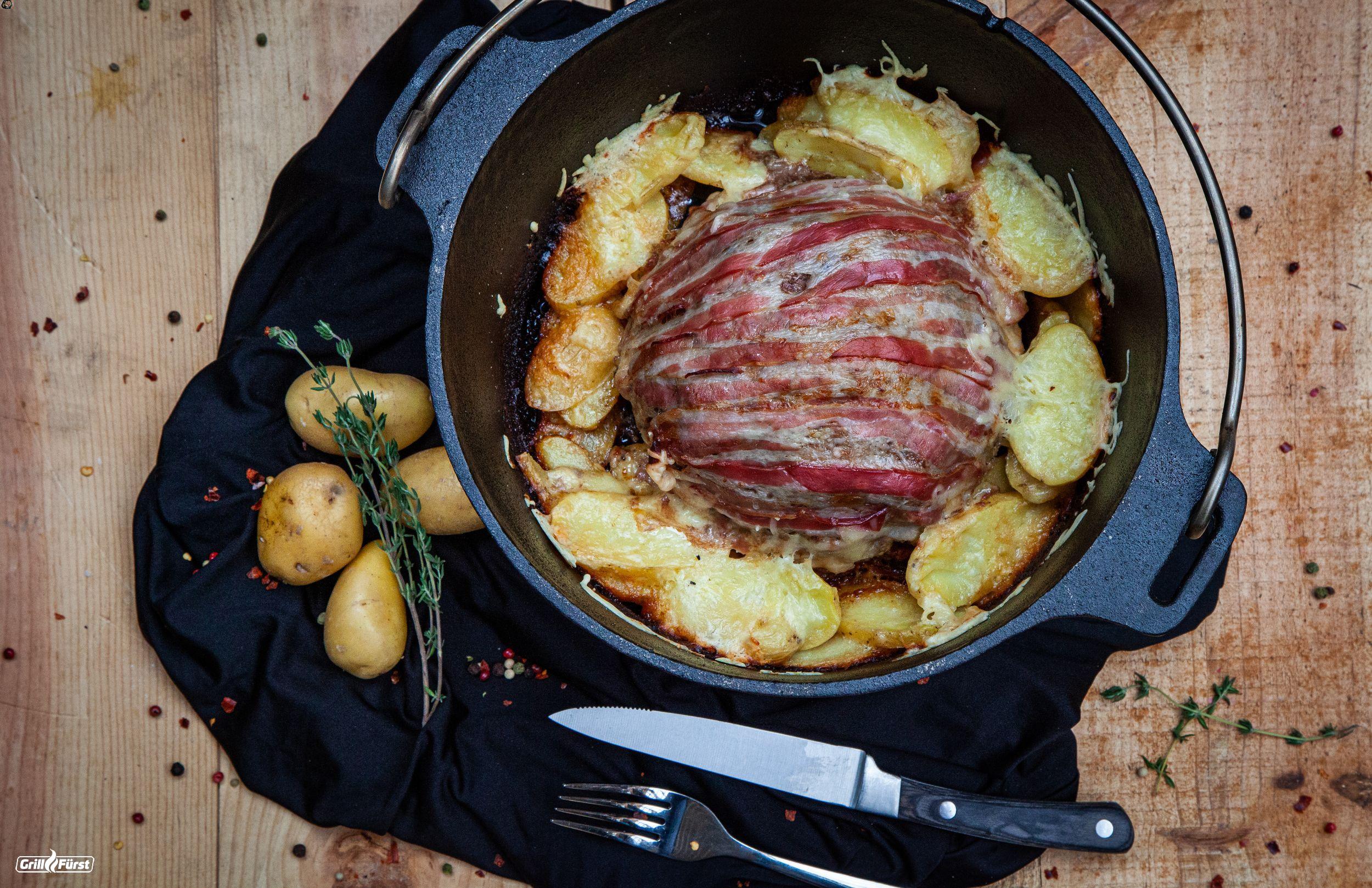 Blumenkohl Bacon Bomb mit Kartoffeln im Dutch Oven