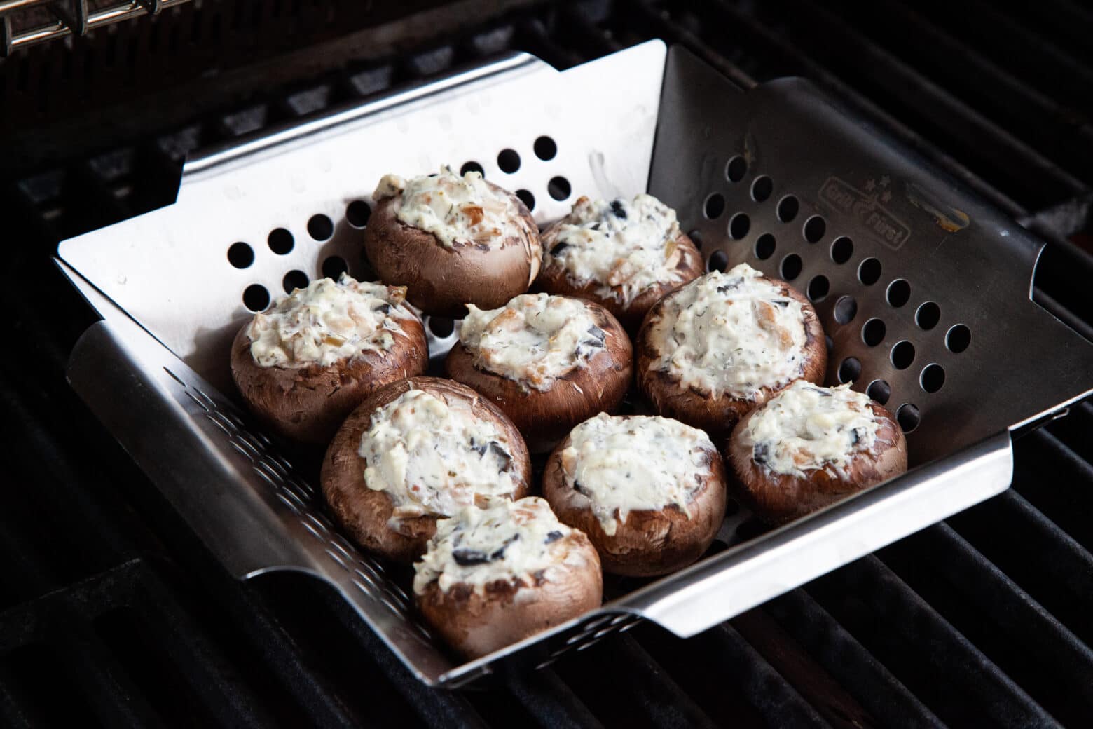 Pilzrezepte: Gefüllte Champignons im Grillkorb auf dem Grill