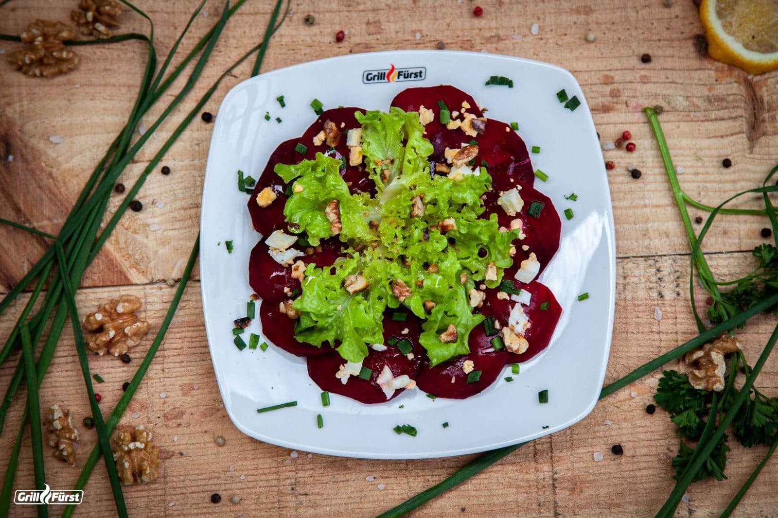 Rote Bete Carpaccio mit Salat und Nüssen