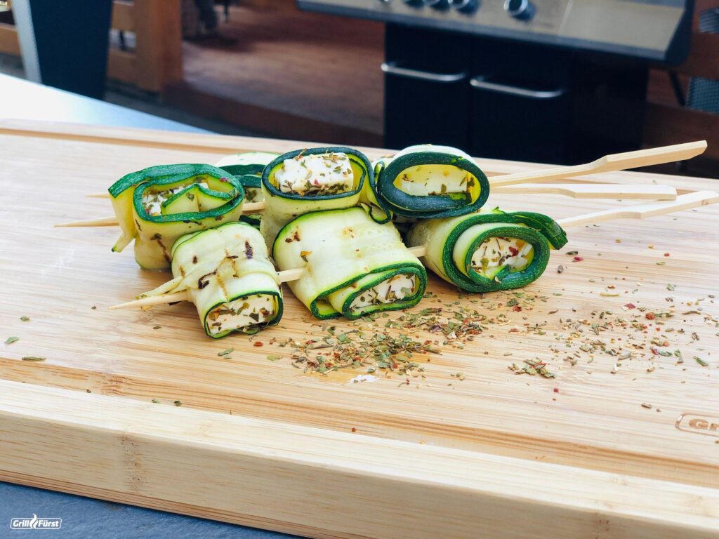 Zucchini Feta Päckchen am Spieß