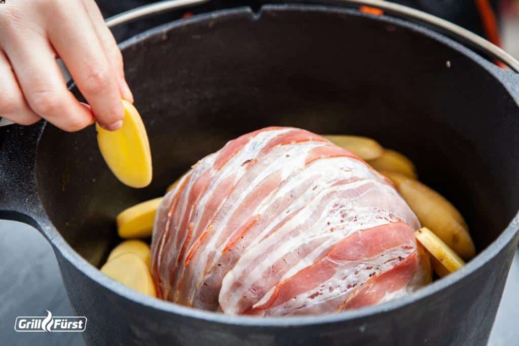 Blumenkohl mit Bacon umwickelt im Dutch Oven