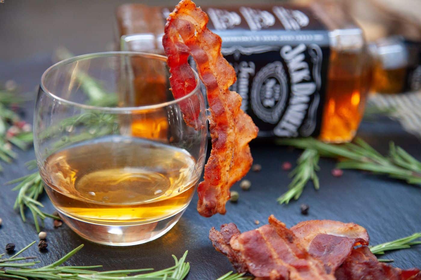 Bacon Whiskey im Glas