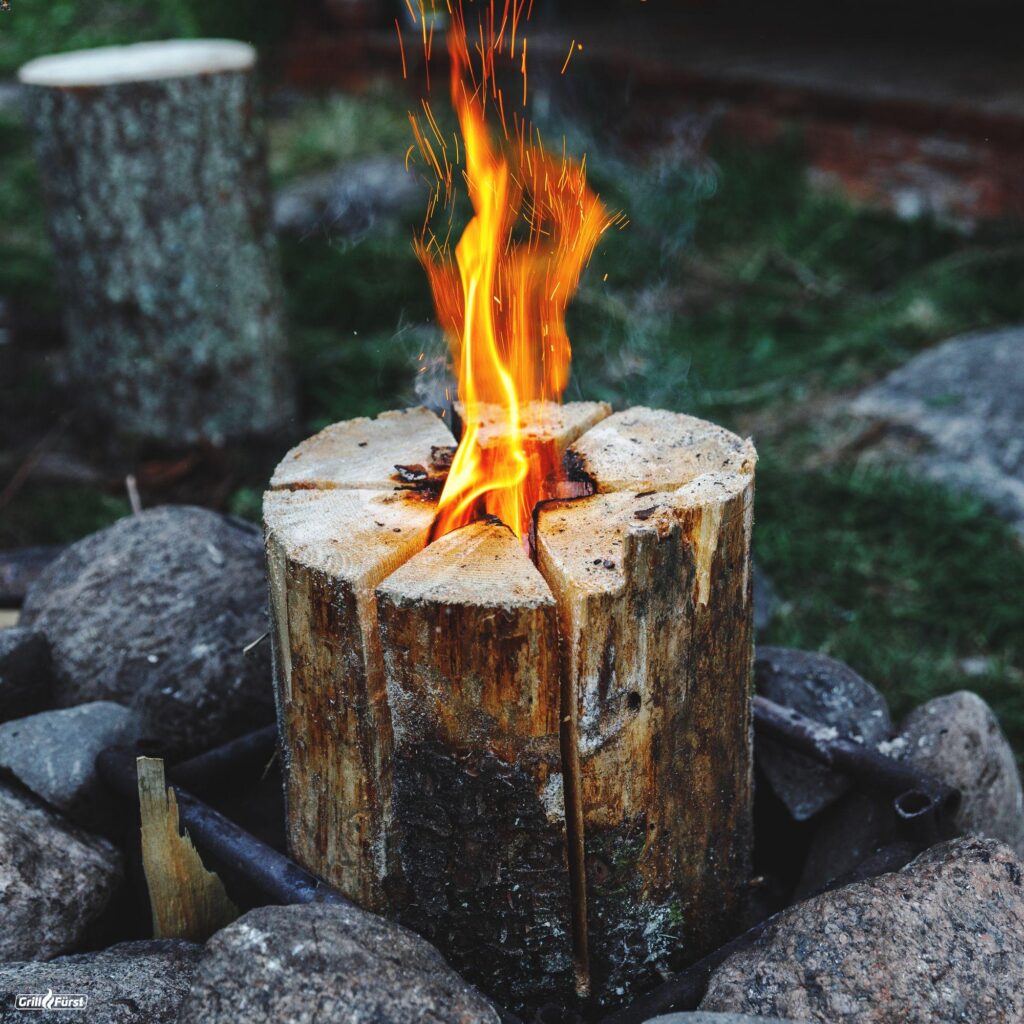 Schwedenfeuer Holzstamm in Flammen