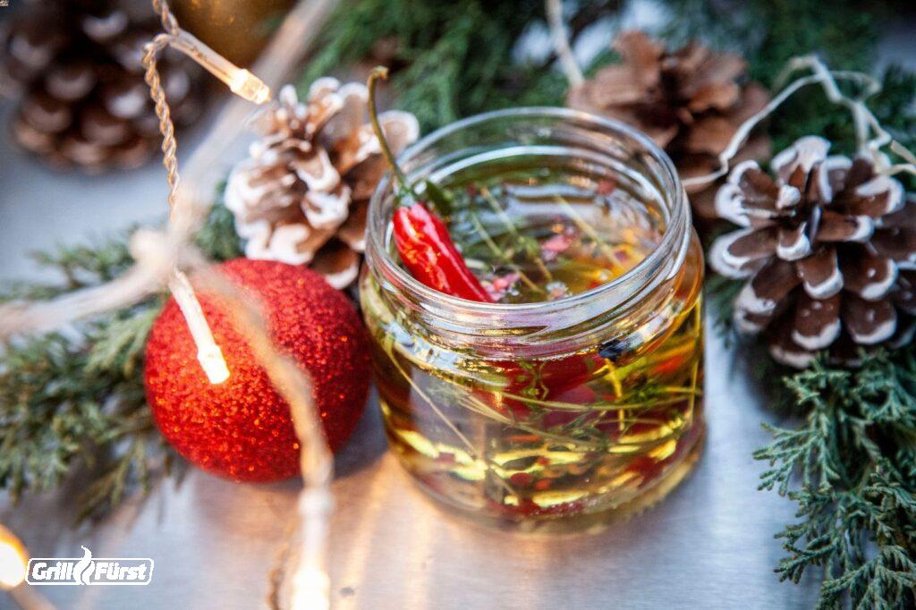 Chilikräuteröl in Schraubglas und Weihnachtsdeko