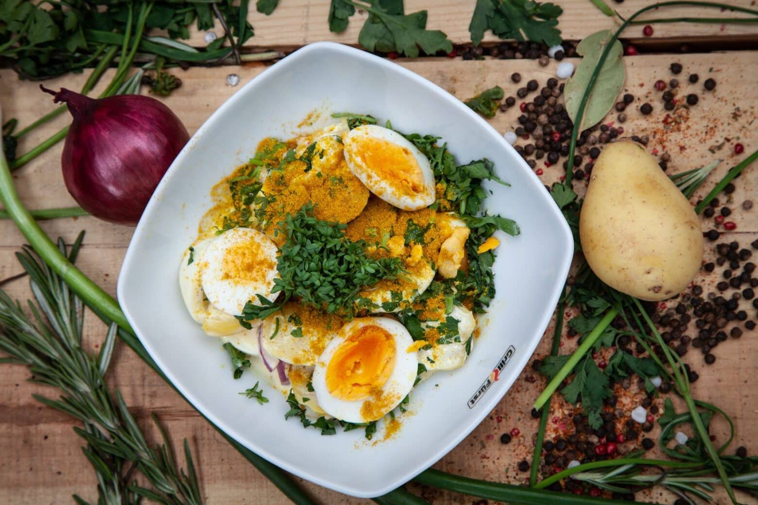 Kartoffelsalat mit Eiern, Curry und Kräutern
