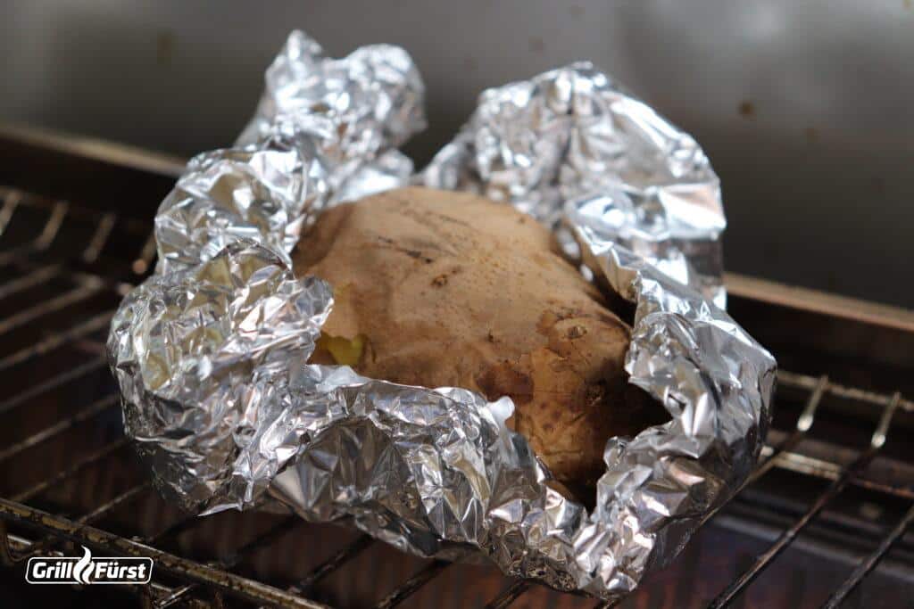 Kartoffel in Alufolie auf dem Grill