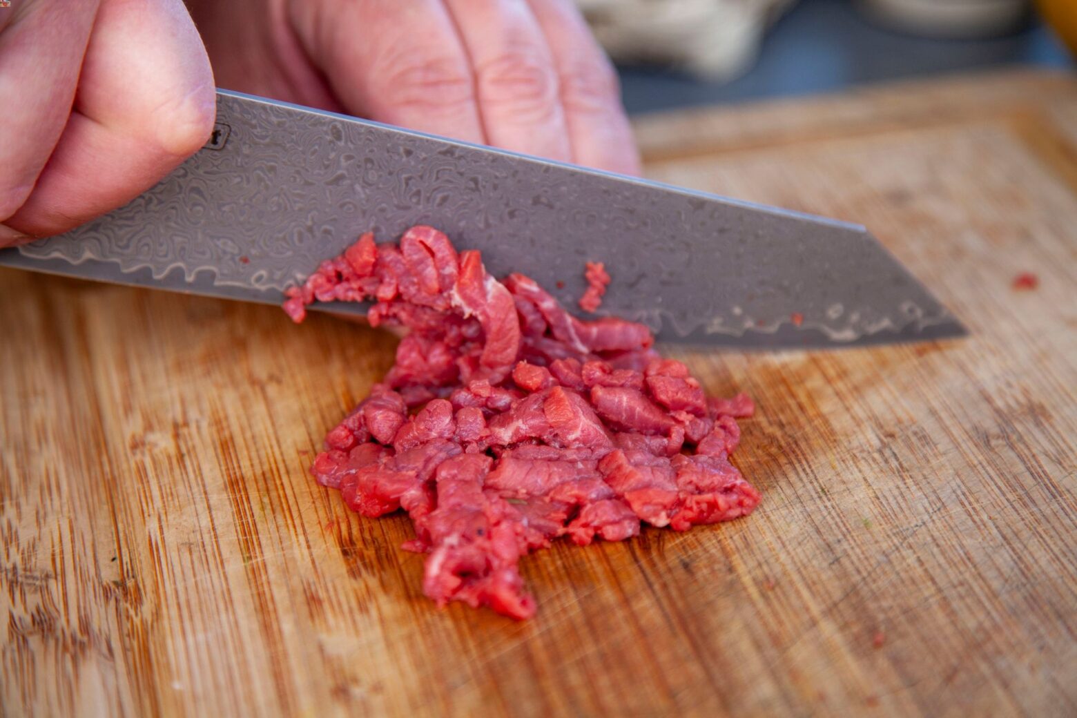 rohes Fleisch wird geschnitten
