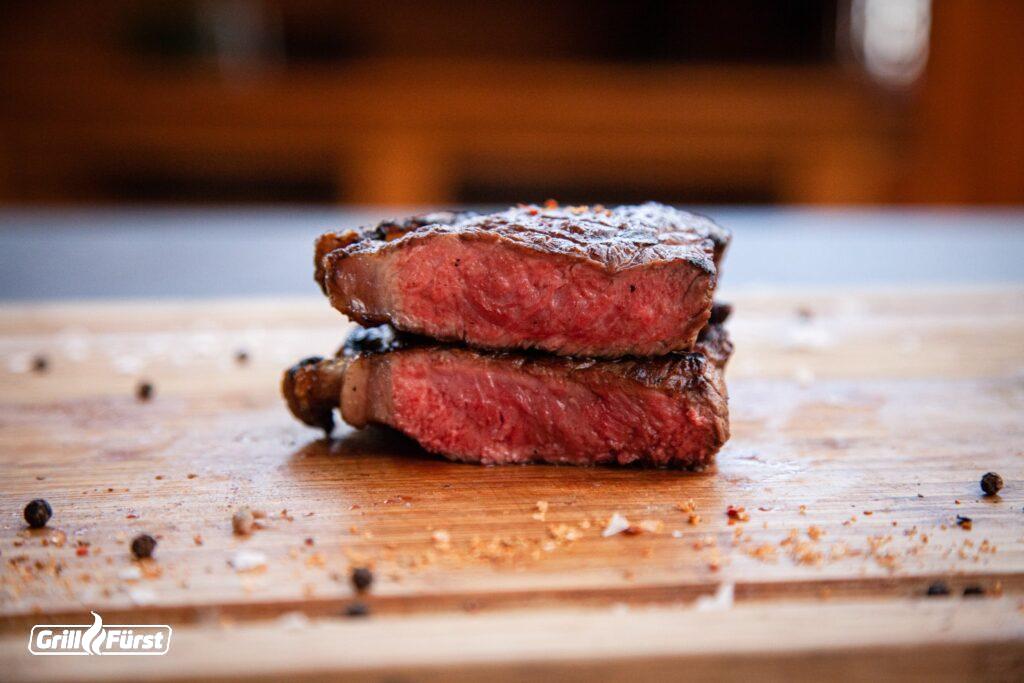 Steak in der Garstufe Medium Rare / Englisch mit minimal rohem Kern