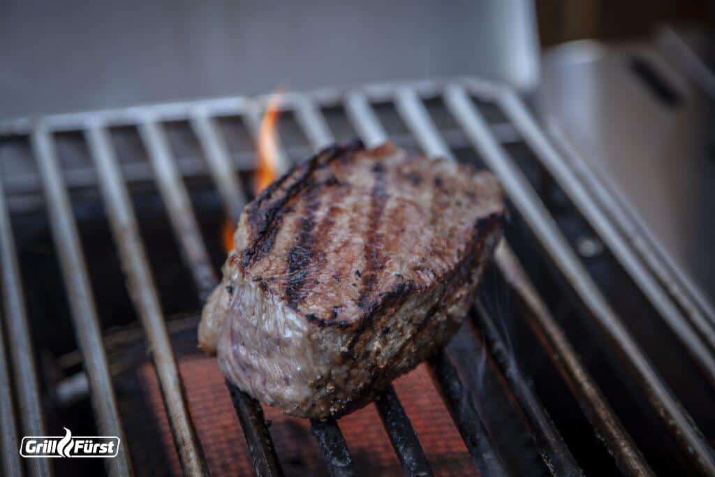 Steak auf dem Infrarot Seitenbrenner