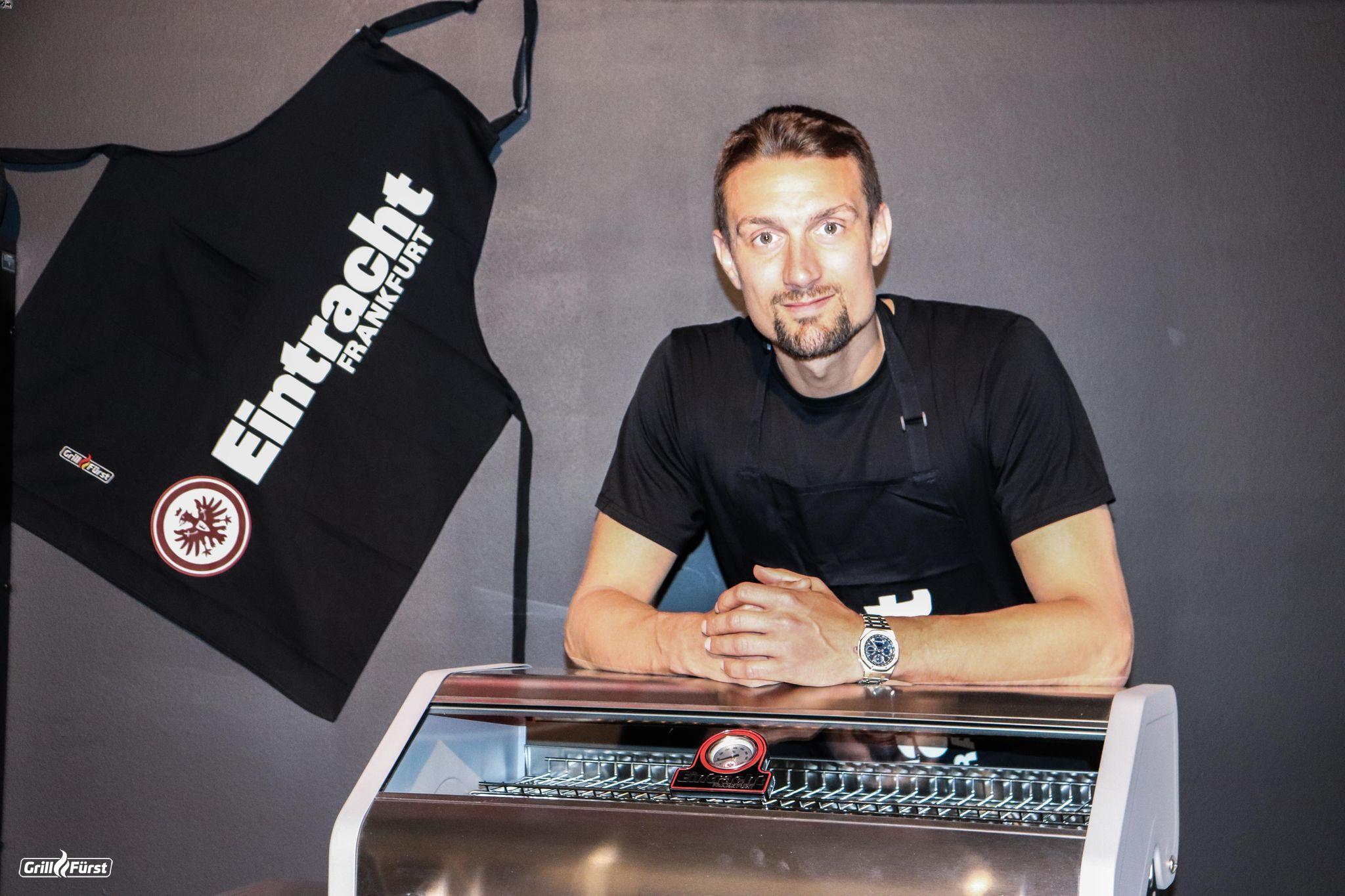 Fußballprofi Stefan Ilsanker stattet sich mit Eintracht Grill und Zubehör aus