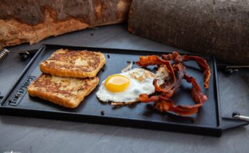 Eier, Speck und Toastbrot auf Grillplatte