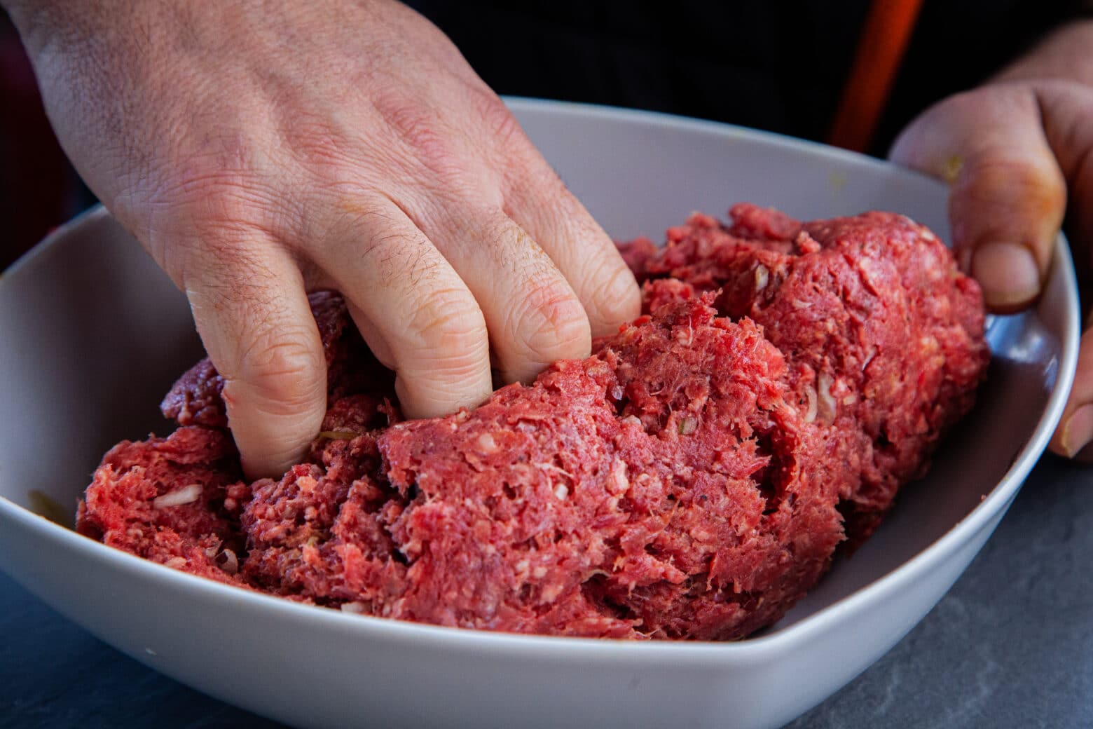 HAckfleisch kneten für Burgerpatties