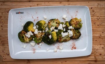 Brokkoli mit orientalischen Gewürzen und Feta auf Teller angerichtet