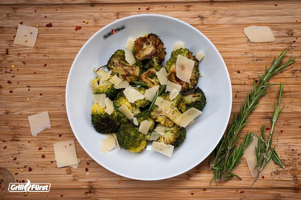 Brokkoli vom Grill mit Parmesan - angerichtet auf einem Teller