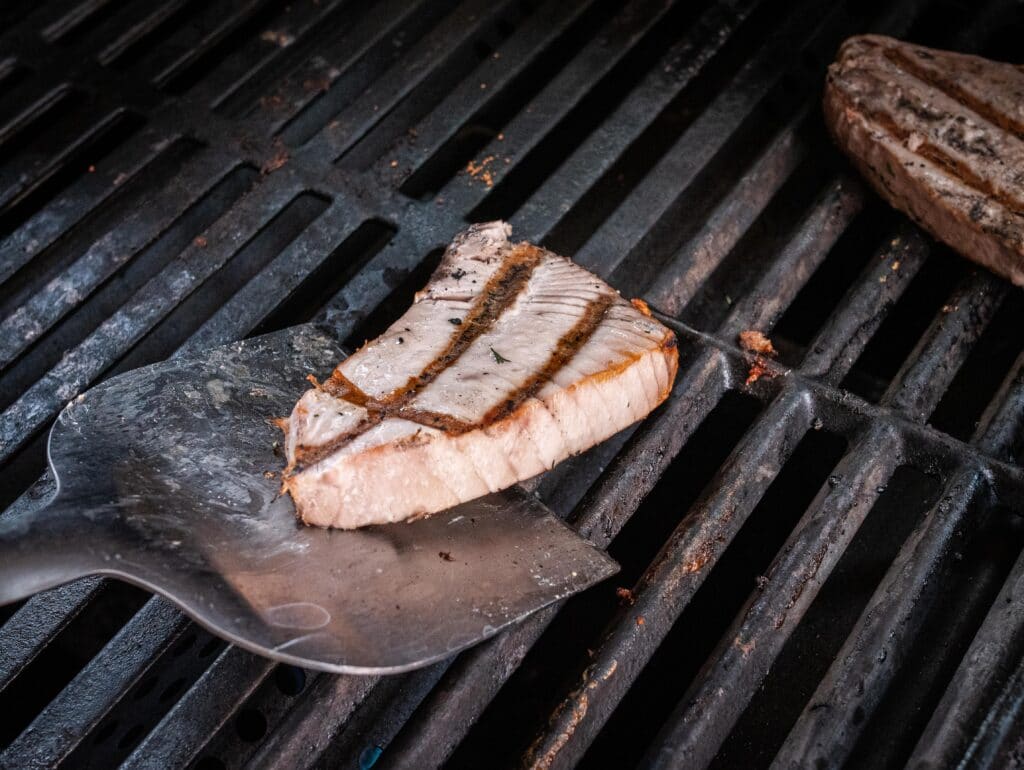 Thunfisch Steaks auf dem Grillrost grillen