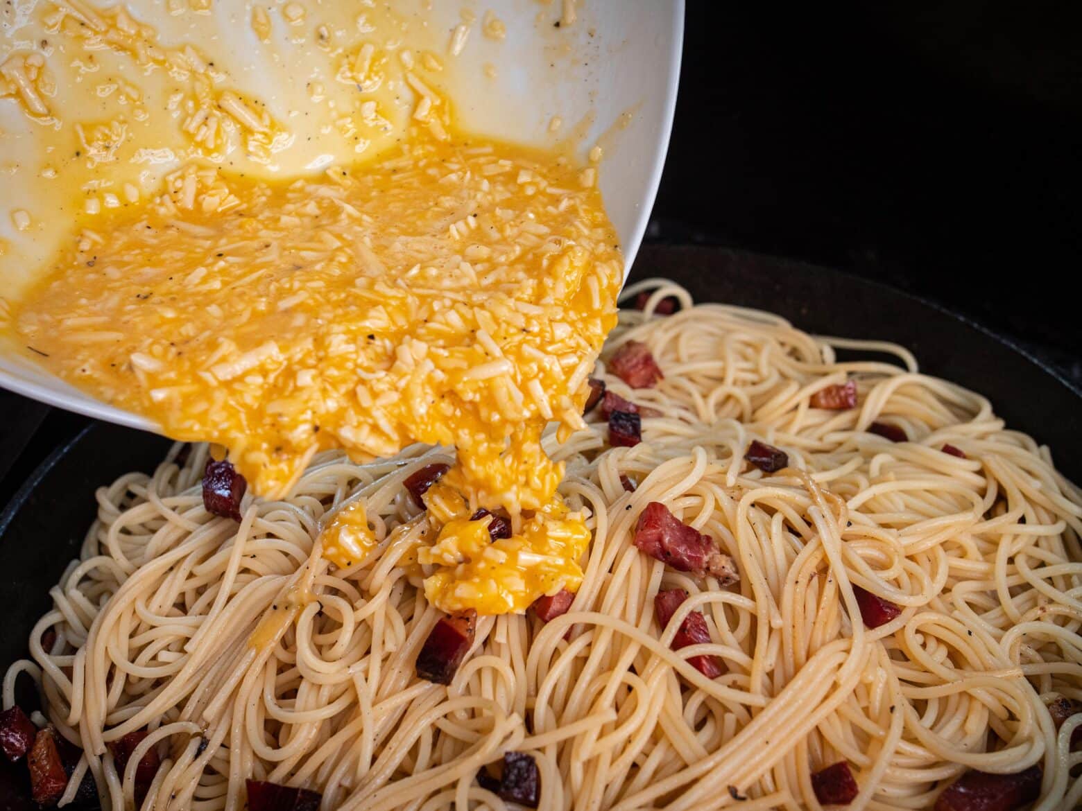 Zubereitung Spaghetti Carbonara in Pfanne
