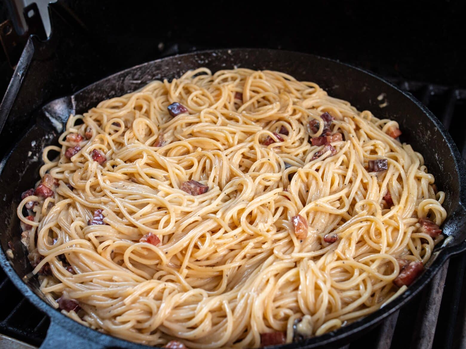 Spaghetti Carbonara in der Gusseisenpfanne serviert