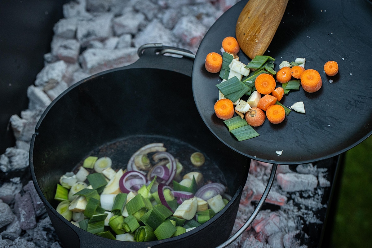 Gemüse für Schweinebraten im Dutch Oven anschwitzen