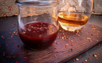 Honig Rum BBQ Sauce im Glas - daneben ein Glas Rum