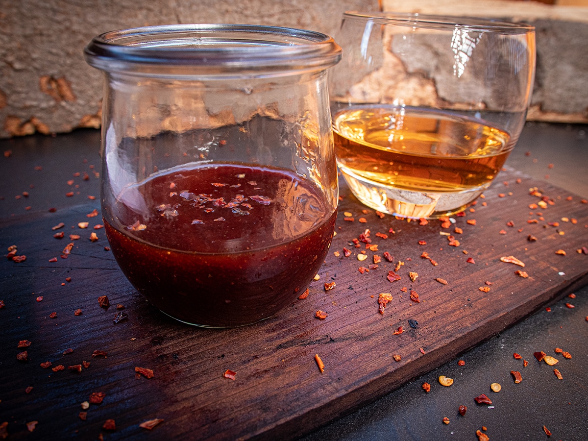Honig Rum BBQ Sauce im Glas - daneben ein Glas Rum