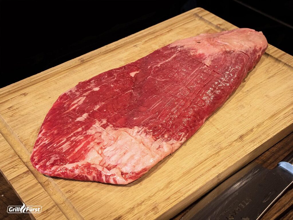 Rohes Flank Steak auf einem Holzbrett