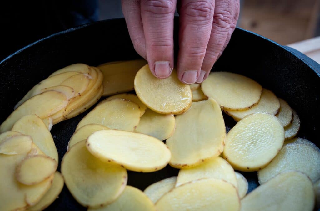 Kartoffeln in Dutch Oven schichten